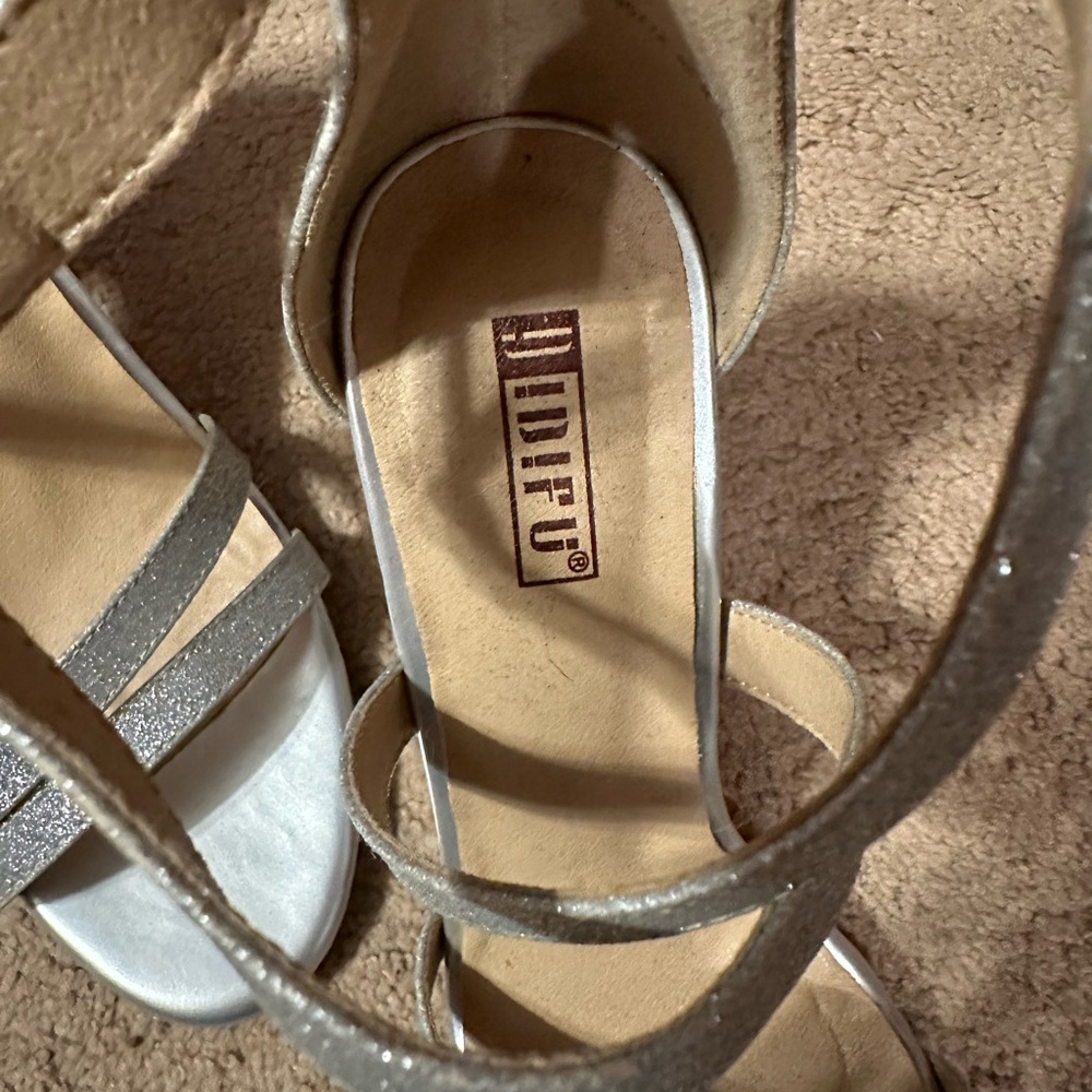 Silver heels - Picture 3 of 6